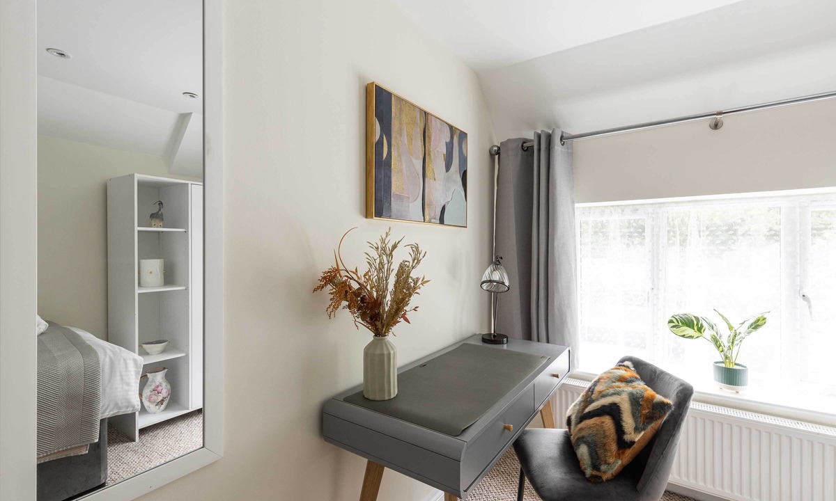 Guildford Apartment | Beautifully presented 3 bedroom apartment, walking distance to University,Tesco