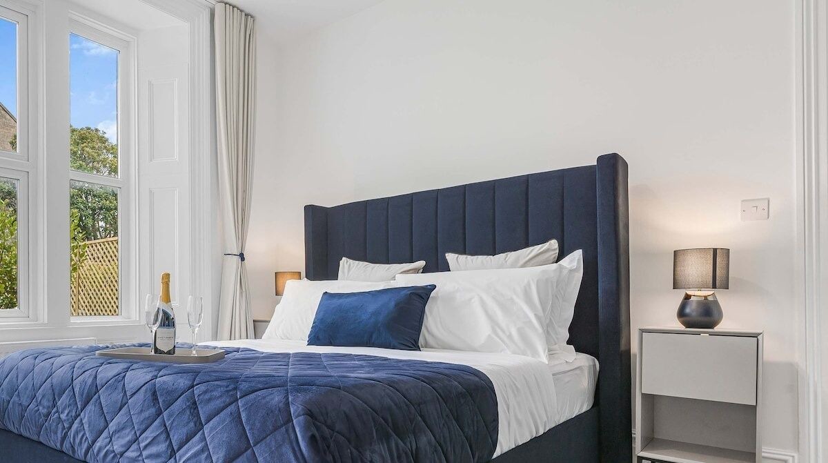 Cirencester Apartment | Luxe Cotswold Apt Garden Free EV Charger & Parking