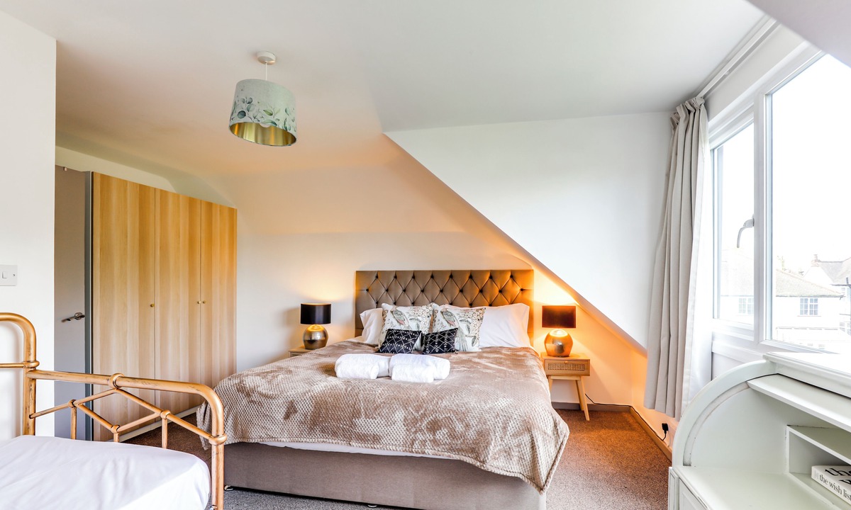Whittington Apartment | Mill Hill Duplex | 3BR · Balcony · London in 28 Mins