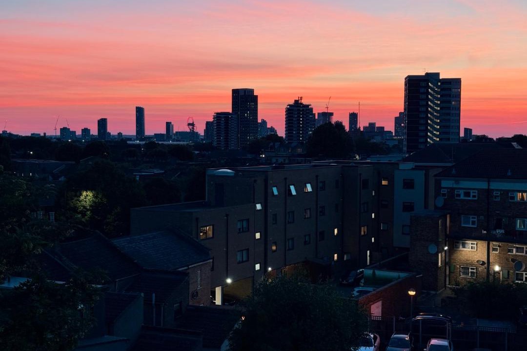 Plaistow South House | Elegant Sunset-Facing Room in 2-Bed Flat in London