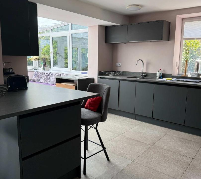 Wotton-under-Edge House | Huge 4 Bed Family house with garden and parking