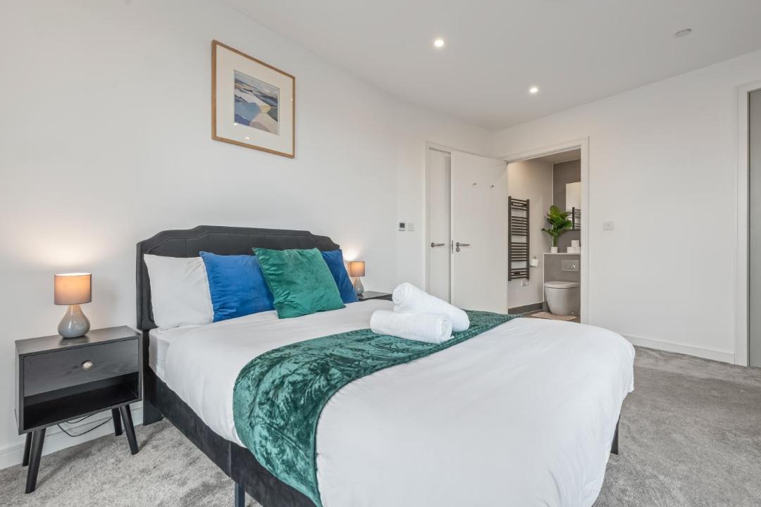 West Ham Apartment | Luxury 3 bedroom with 2 bath at Plaistow opposite of station