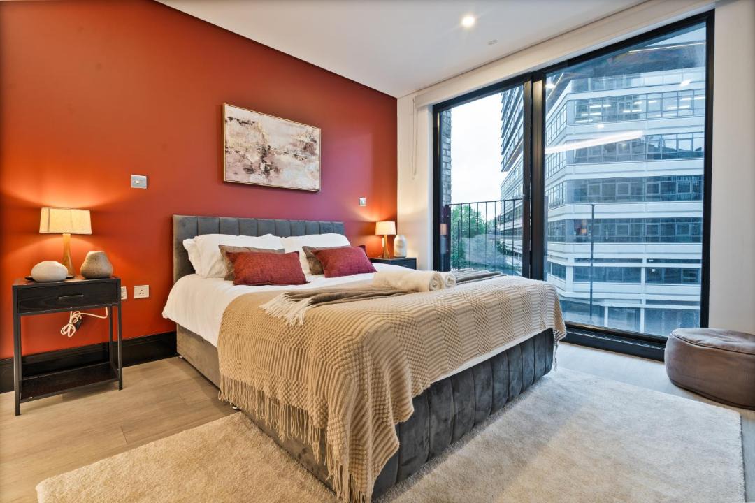 Whitechapel Apartment | Luxury 2BR Retreat Tower of London Area Sleeps 6