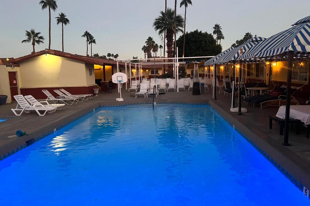 Warm Sands Hotel | EDR Hotel - Weekday Oasis & Weekend Party Destination