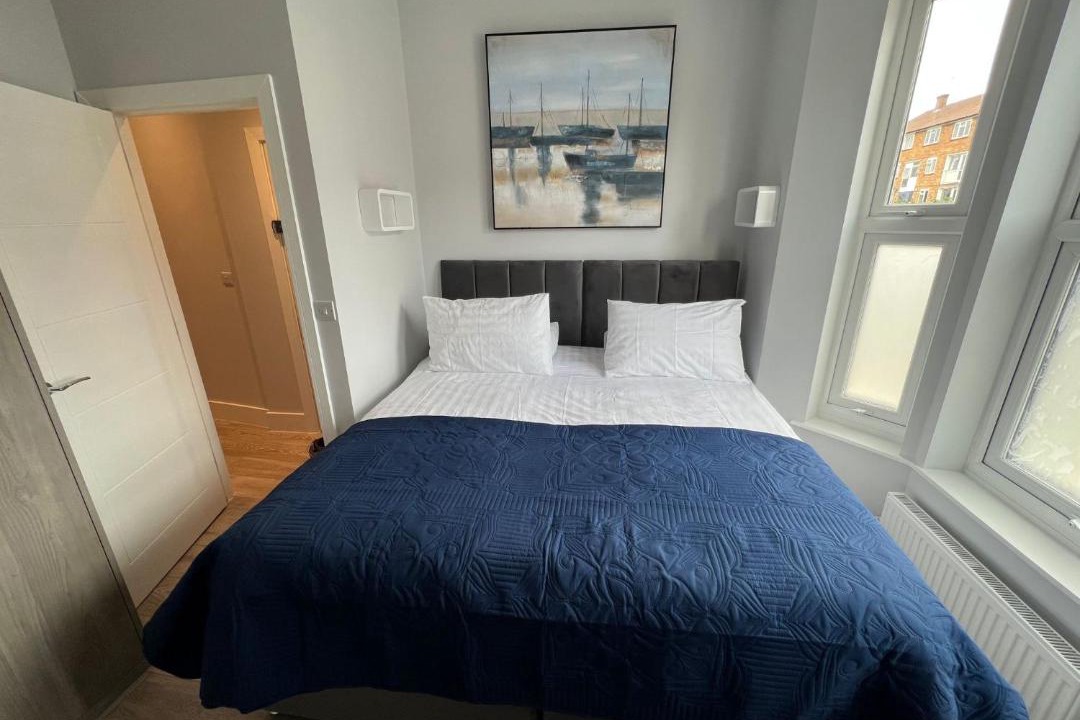 North Finchley Apartment | Aisiki Apartments at Stanhope Road, North Finchley, Airconditioned Multiple 2 or 3-Bedroom, Pet Friendly Duplex Flats, King or Twin Beds with Free WiFi
