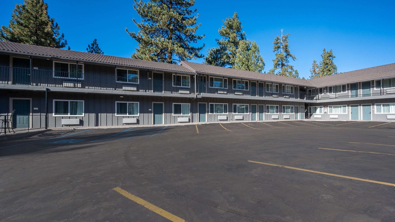Photo of Buildings in Lakeside Park