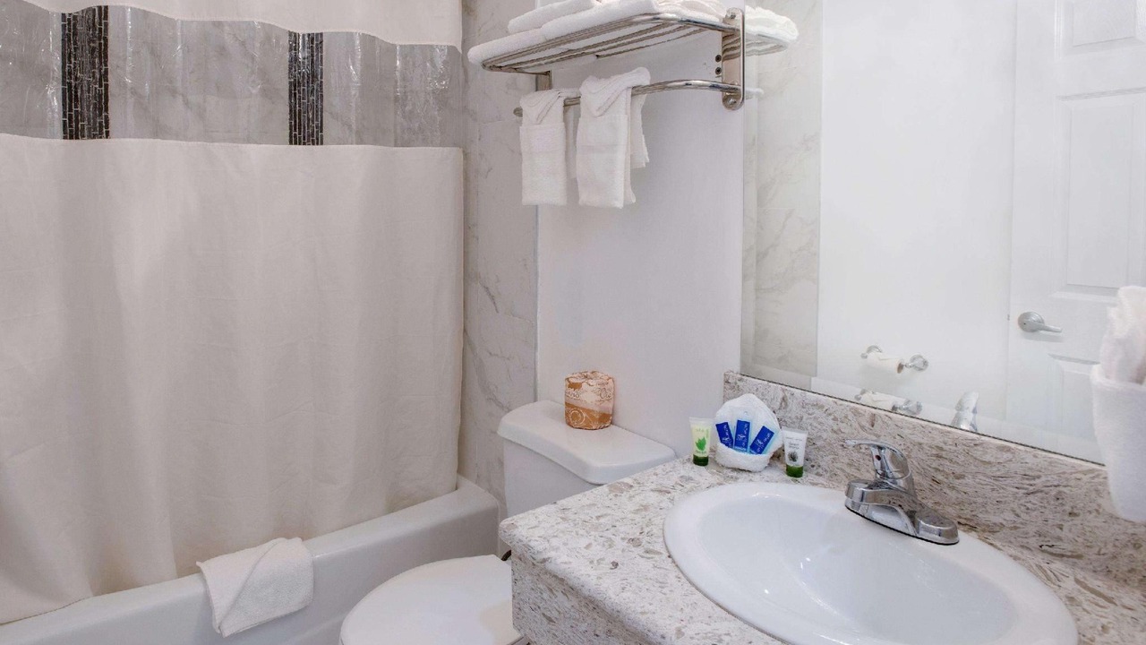 Photo of Bathroom in Lamanda Park