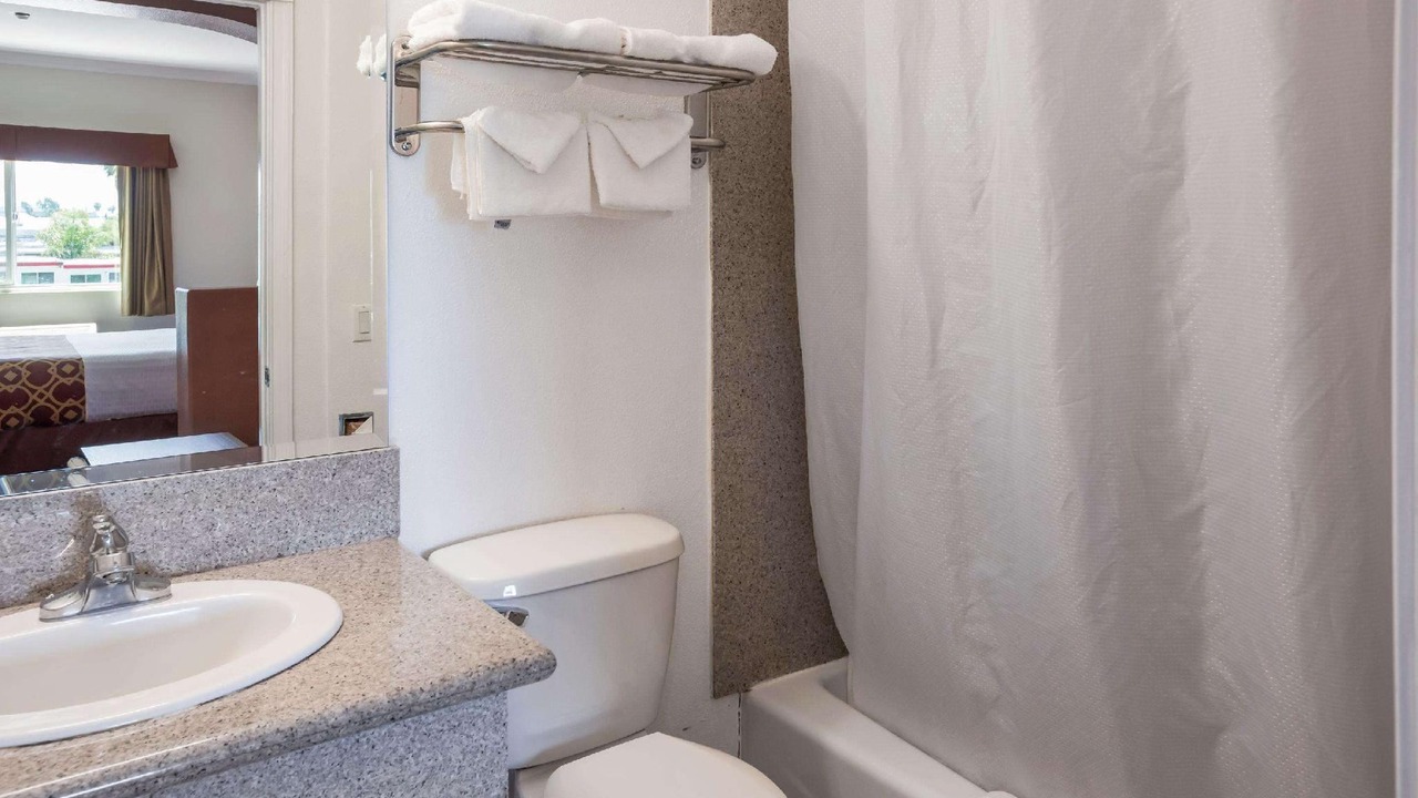 Photo of Bathroom in Lamanda Park
