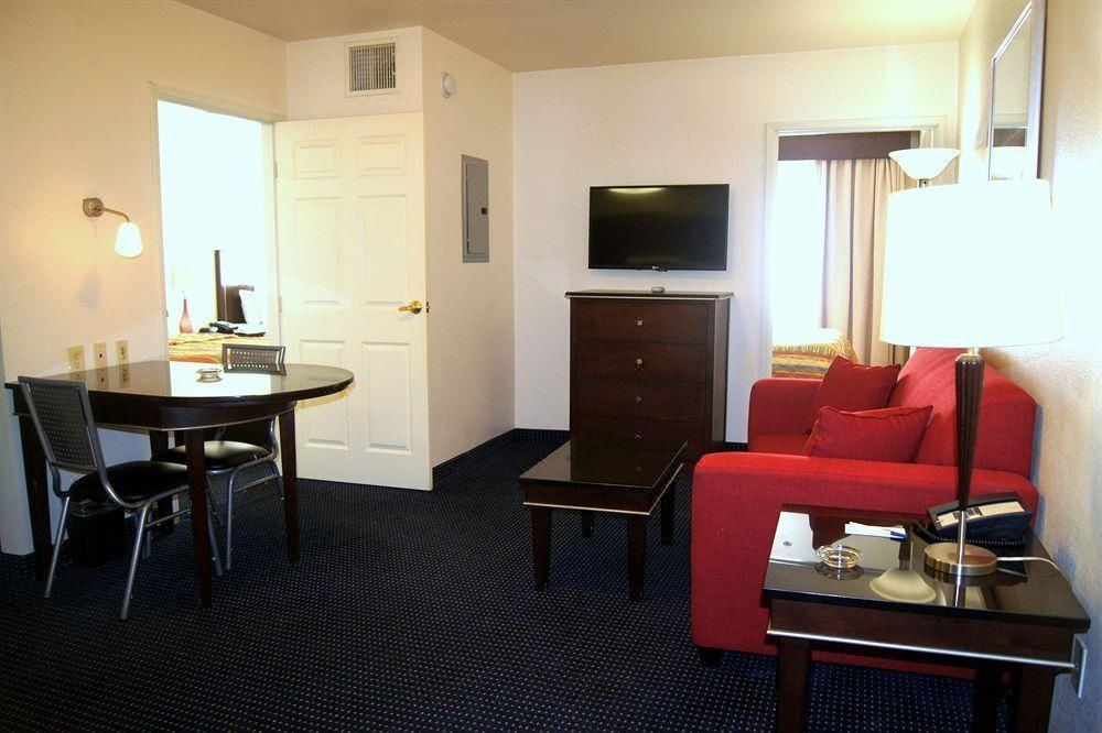 Photo of Livingroom in Victorville