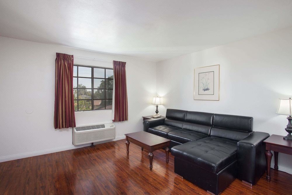 Photo of Livingroom in Orange