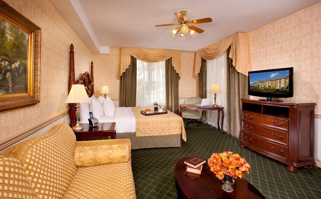 Photo of Livingroom in Platinum Triangle