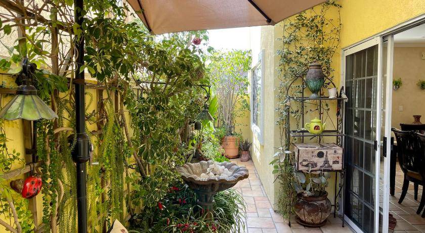 Photo of Patio Balcony in North of Wilshire