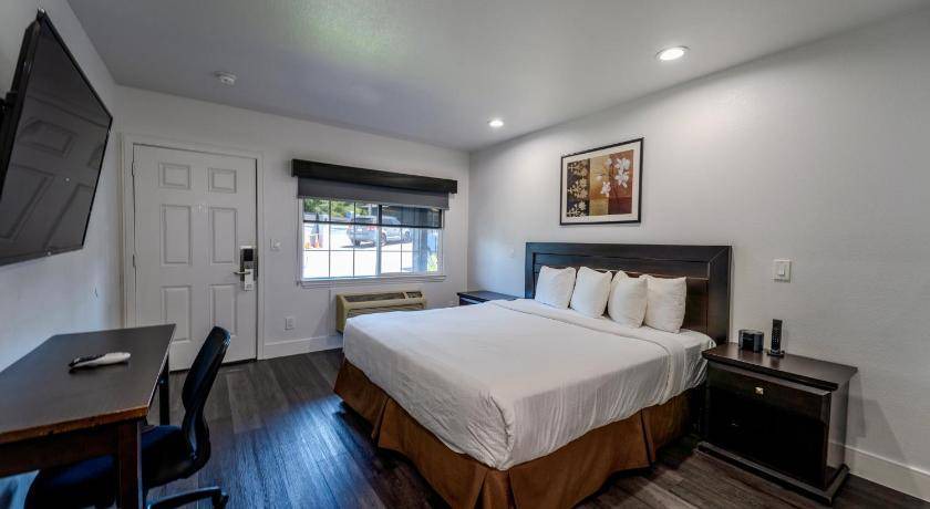 Photo of Bedroom in Munras Avenue