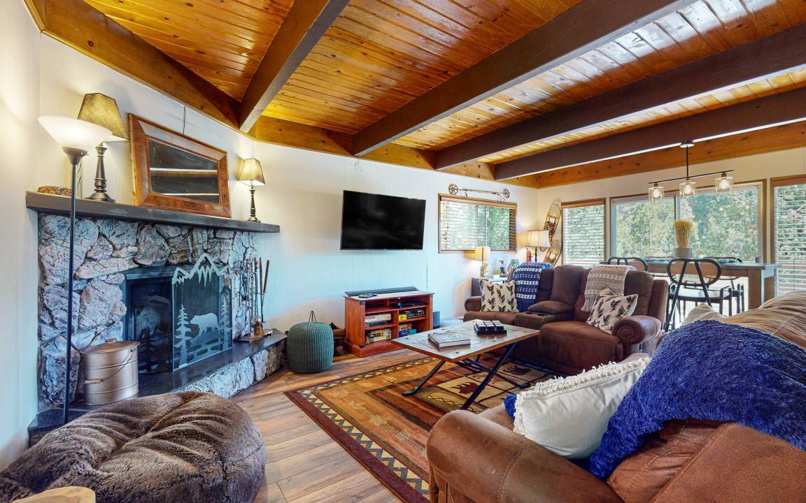 Photo of Livingroom in Lake Arrowhead