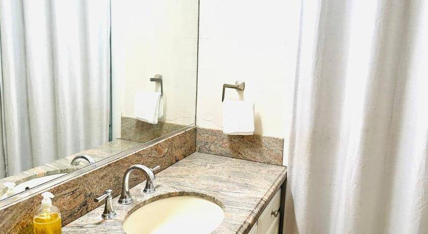 Photo of Bathroom in Raisin
