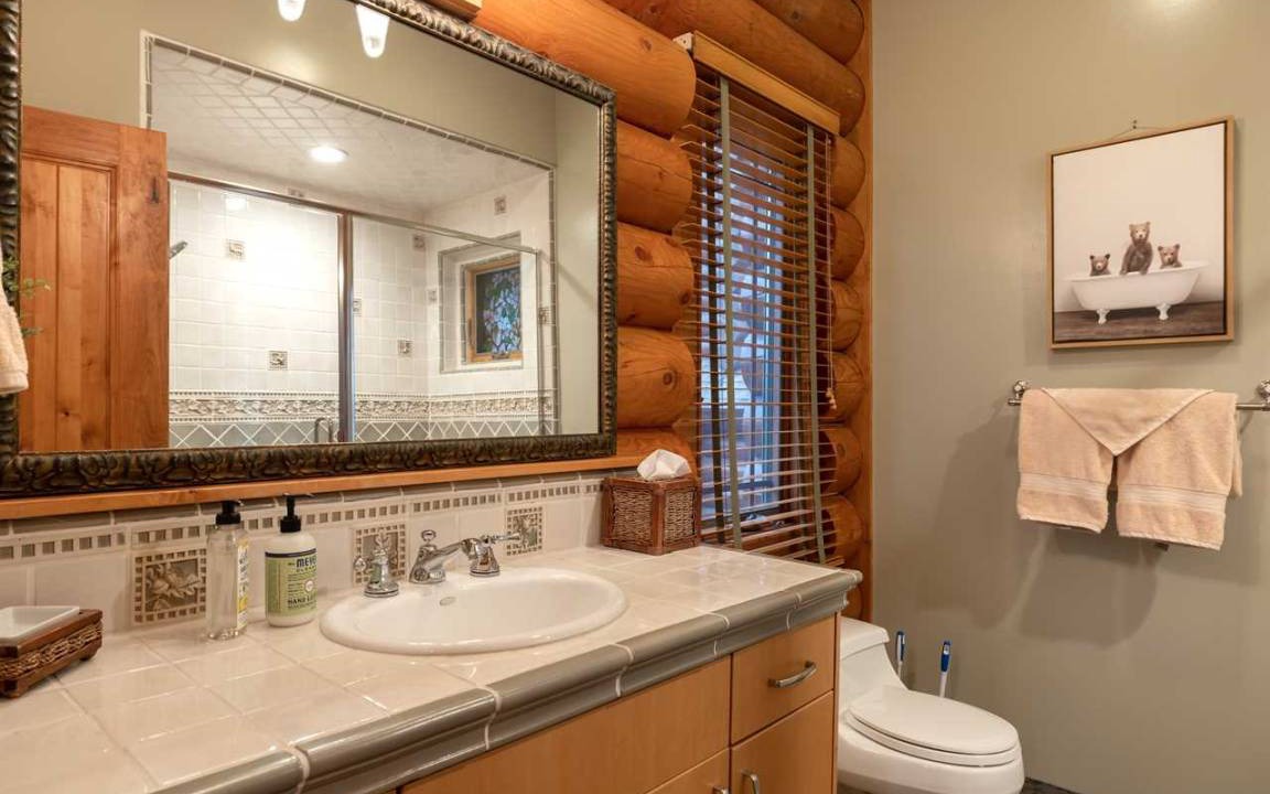 Photo of Bathroom in Upper Moonridge