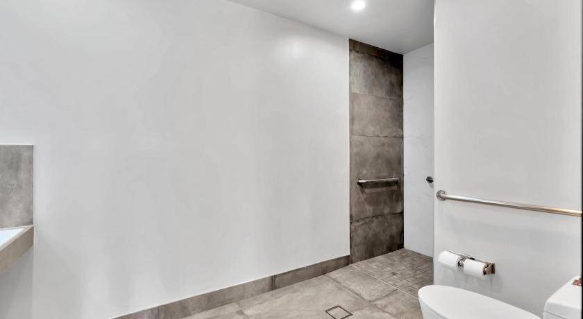 Photo of Bathroom in Harbor