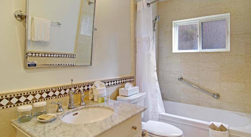 Photo of Bathroom in Golden Rectangle