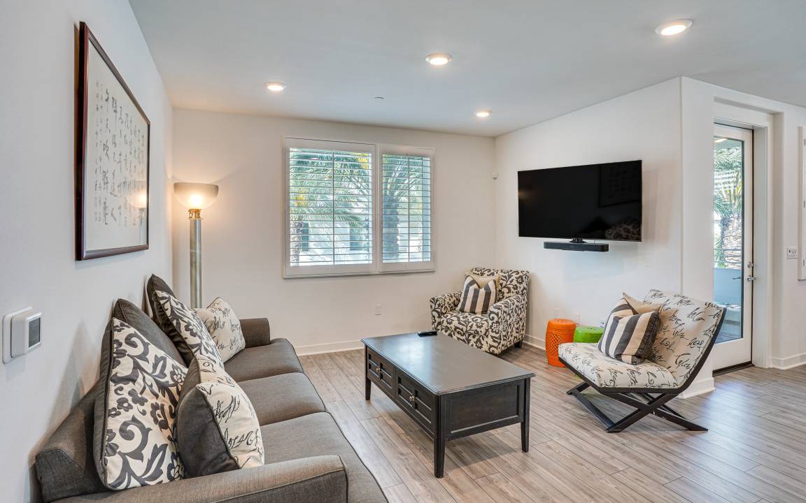 Photo of Livingroom in Platinum Triangle