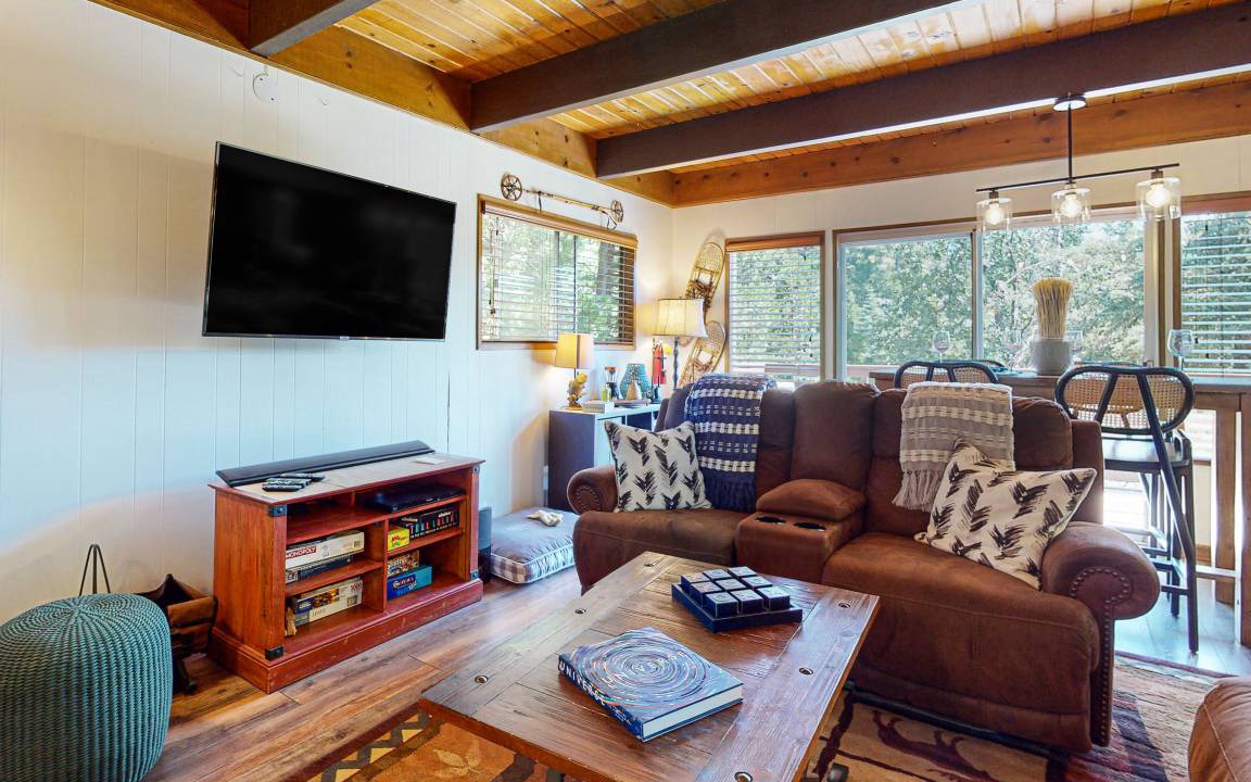 Photo of Livingroom in Lake Arrowhead