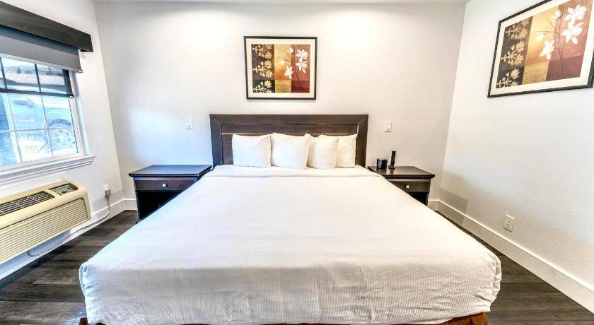 Photo of Bedroom in Munras Avenue