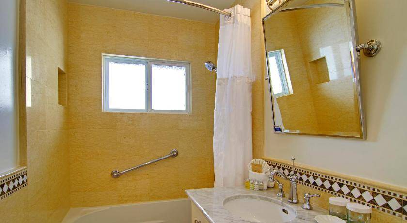 Photo of Bathroom in Golden Rectangle