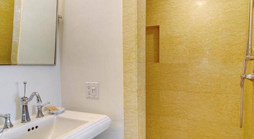 Photo of Bathroom in Golden Rectangle