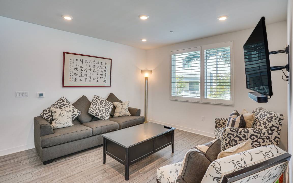 Photo of Livingroom in Platinum Triangle