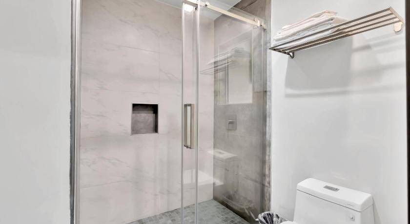 Photo of Bathroom in Harbor
