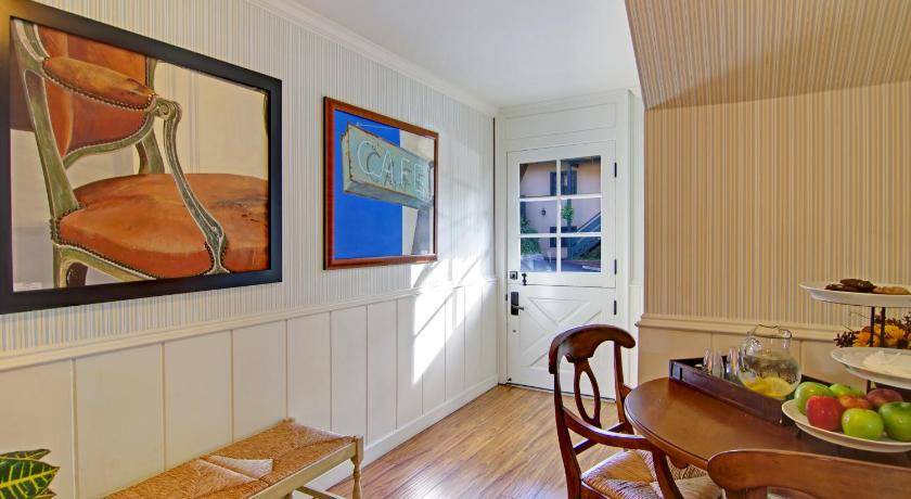 Photo of Livingroom in Golden Rectangle