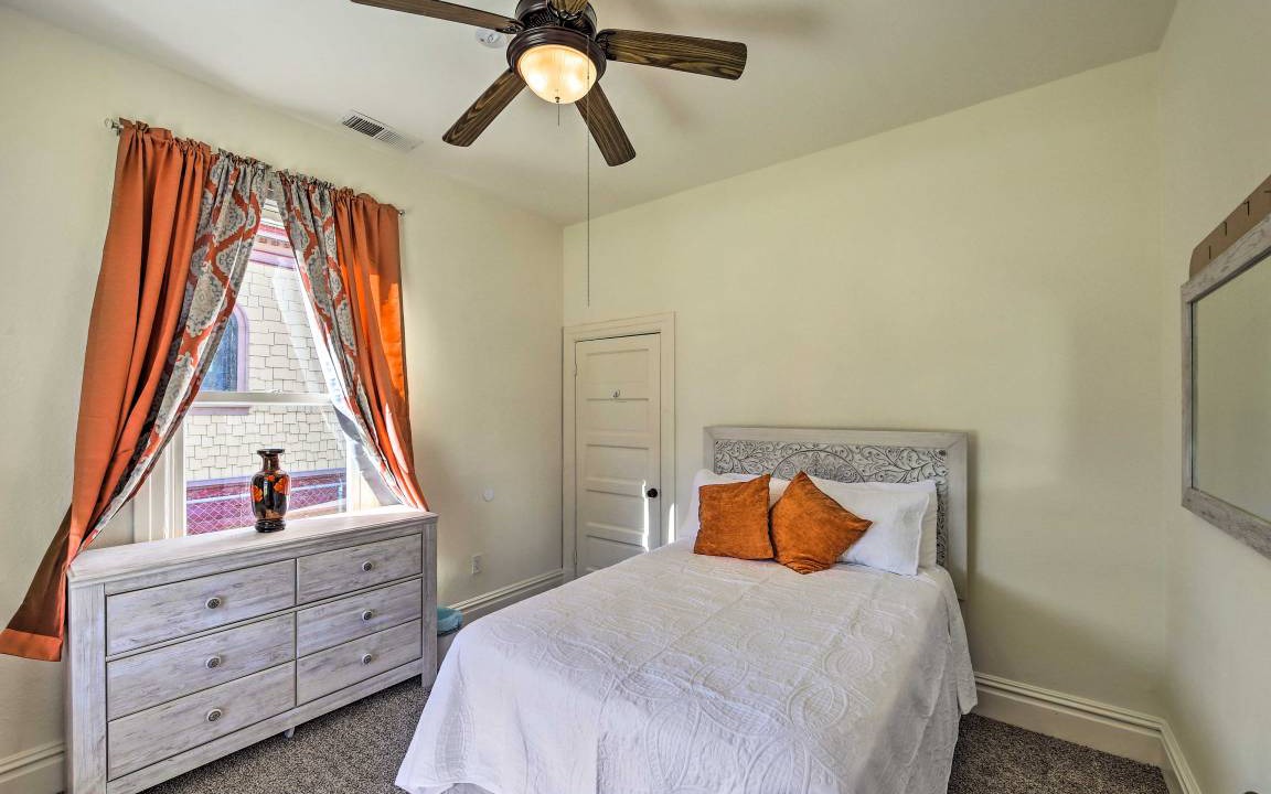 Photo of Bedroom in Downtown Riverside