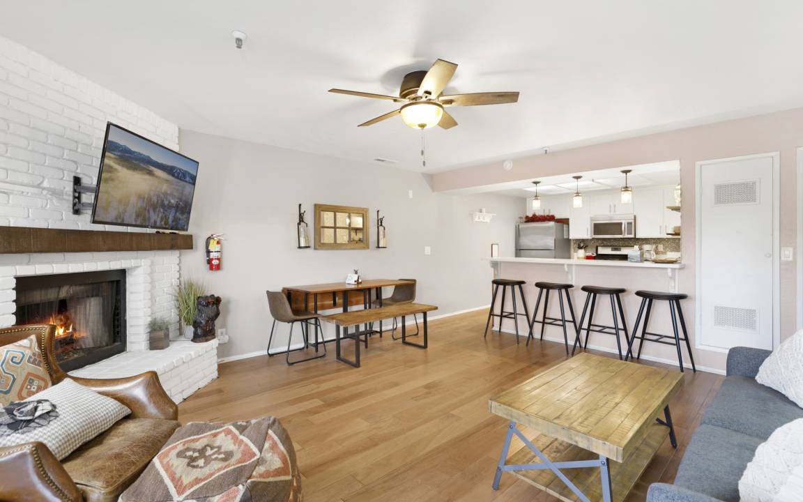 Photo of Livingroom in Summit Estates