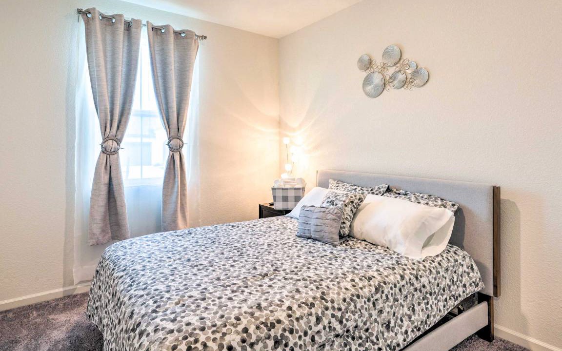 Photo of Bedroom in Hood