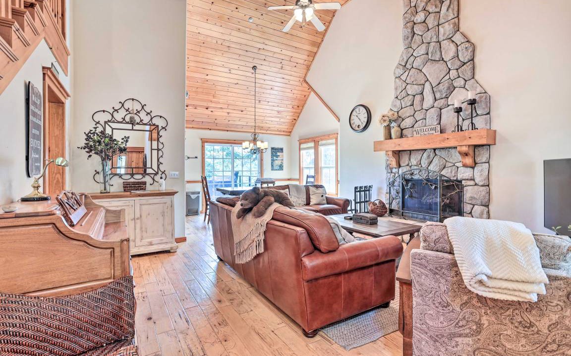 Photo of Livingroom in Lake Arrowhead