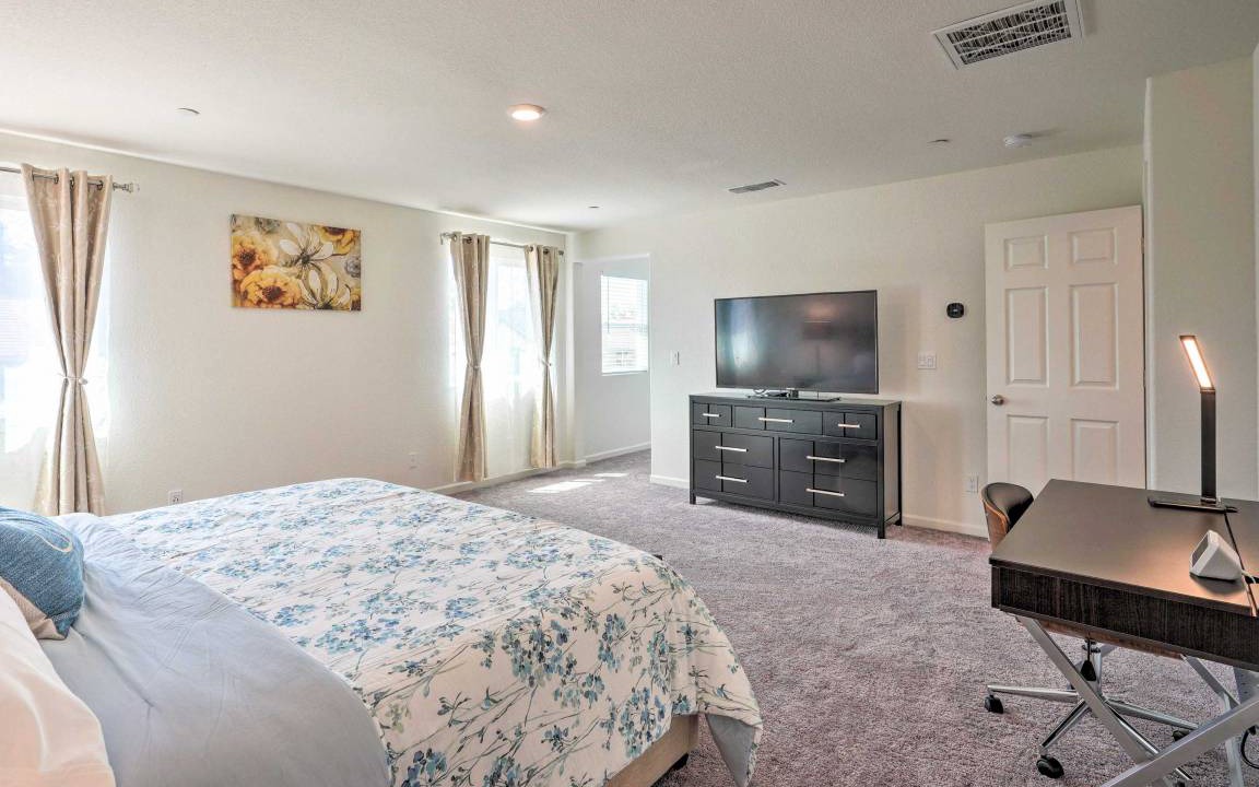 Photo of Bedroom in Hood