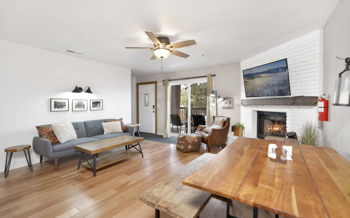 Photo of Livingroom in Summit Estates