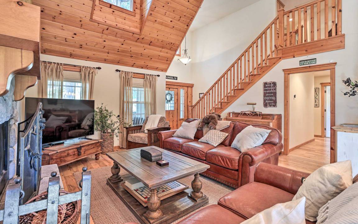 Photo of Livingroom in Lake Arrowhead