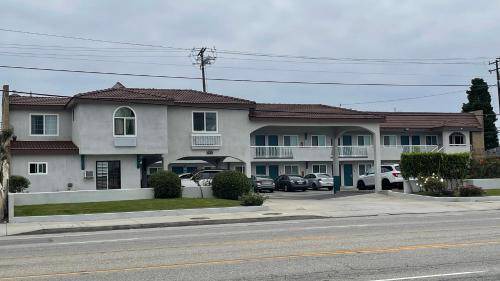 Photo of Buildings in Del Aire