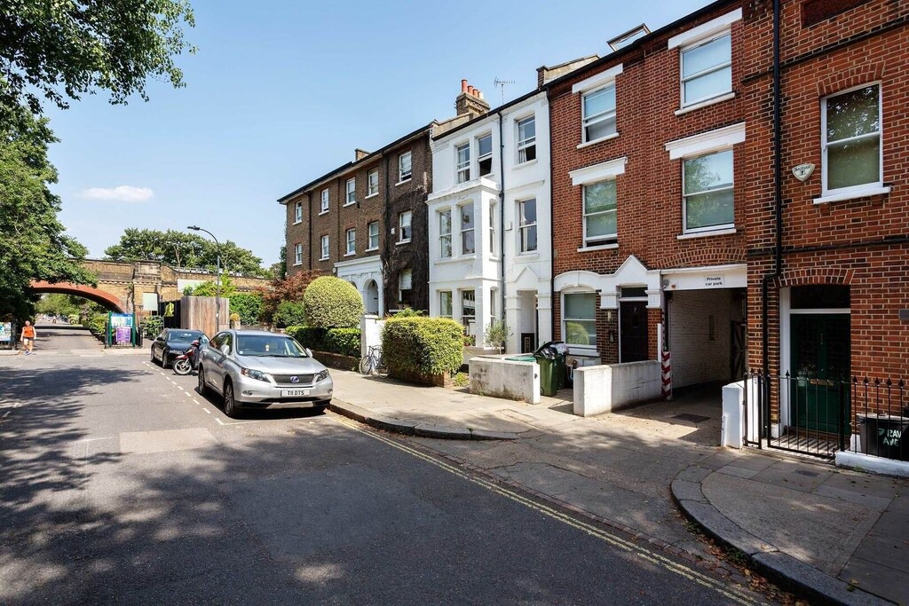 Photo of Buildings in Ravenscourt Park