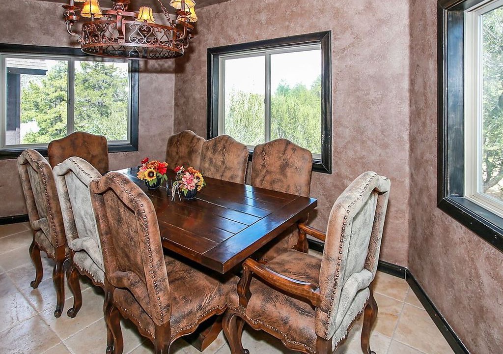 Photo of Livingroom in Castle Glen Estates