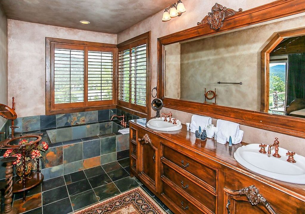 Photo of Livingroom in Castle Glen Estates