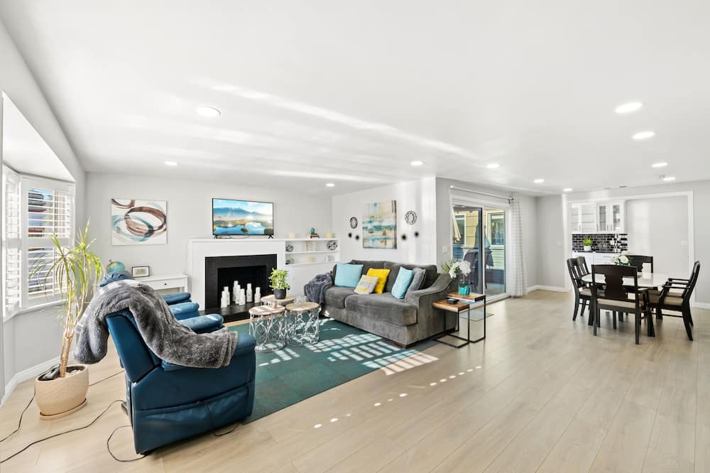 Photo of Livingroom in Altadena