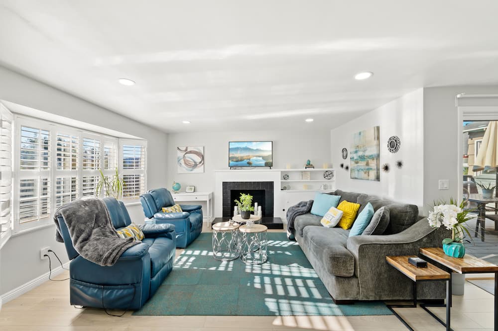 Photo of Livingroom in Altadena