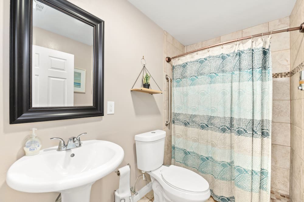 Photo of Bathroom in Altadena