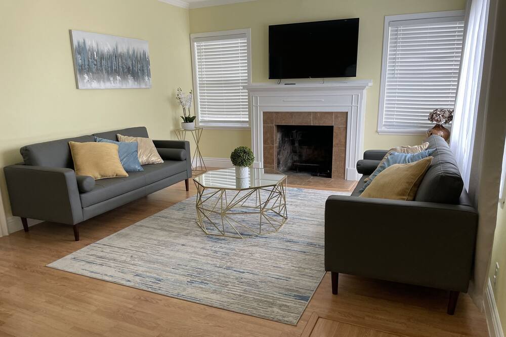 Photo of Livingroom in Downtown