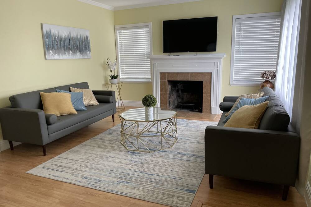 Photo of Livingroom in Downtown