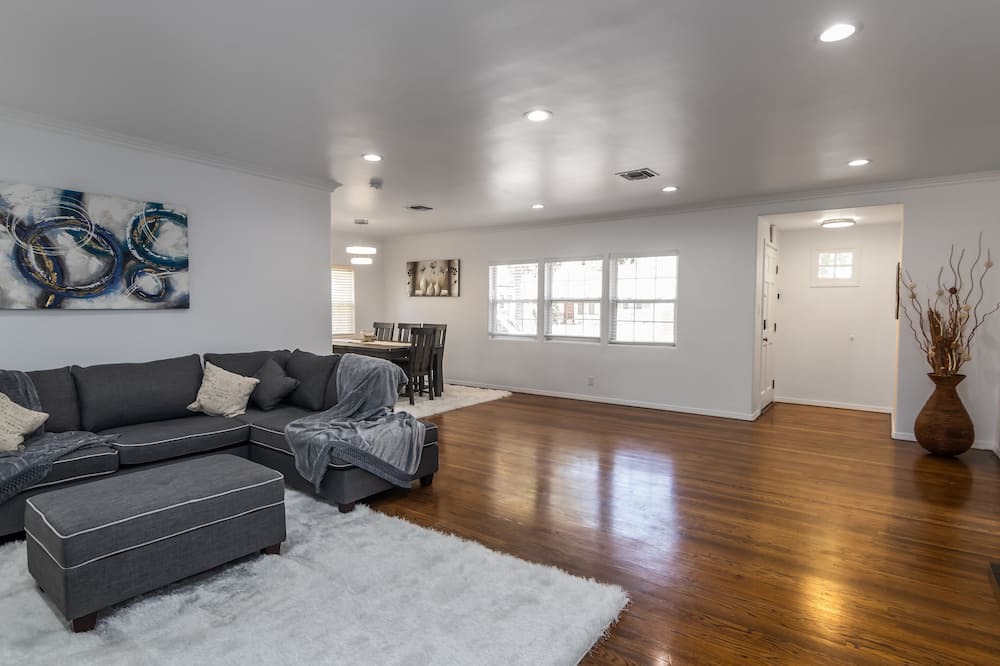 Photo of Livingroom in Valley Village