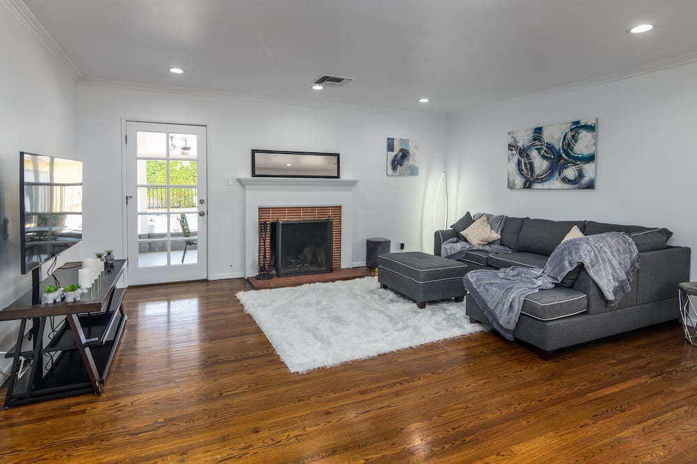 Photo of Livingroom in Valley Village