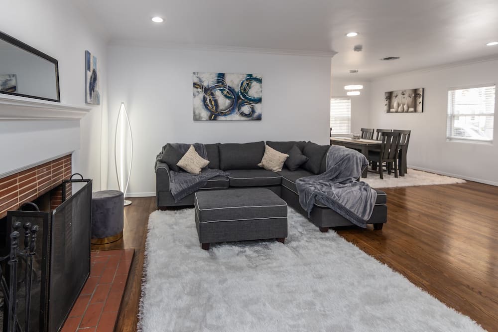 Photo of Livingroom in Valley Village