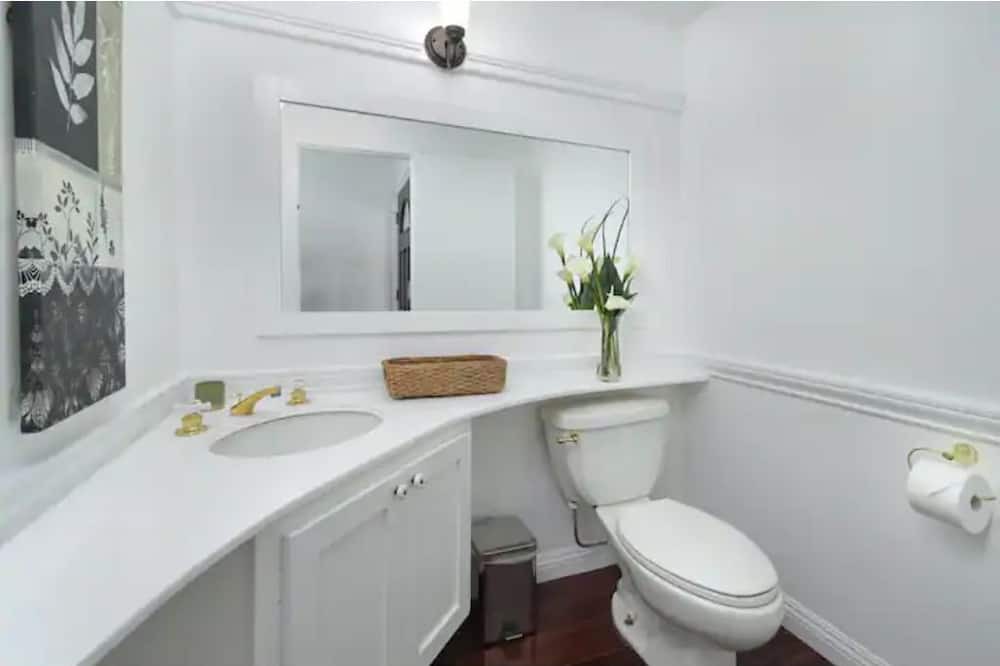 Photo of Bathroom in Thousand Oaks